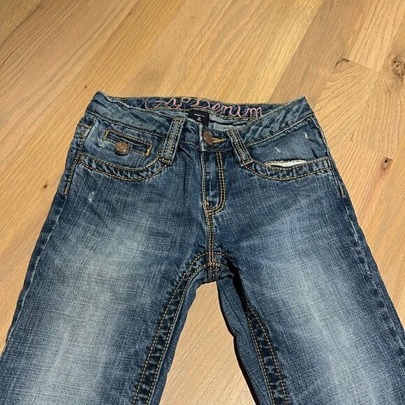 Gap Distressed Slim Capri Jeans - Picture 2 of 4